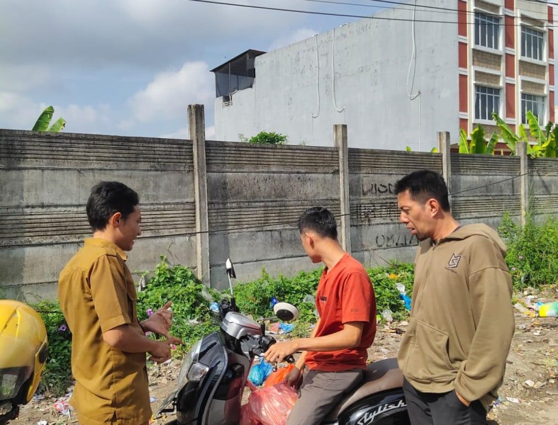 DLHK Pekanbaru Beri Teguran kepada Warga yang Buang Sampah di Luar Jam Ketentuan