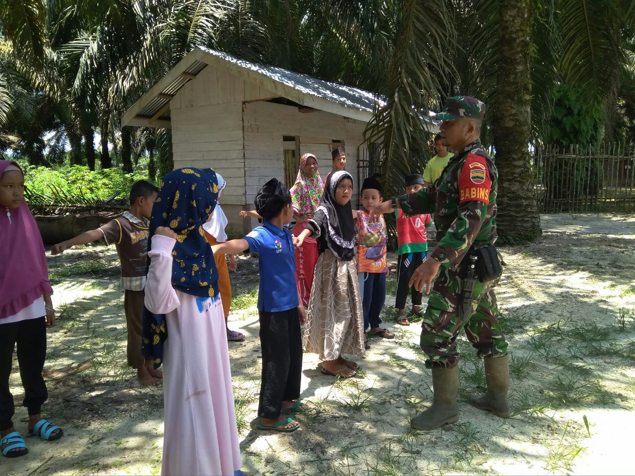 Serma Edy Sastra Melatih PBB Siswa-siswi Madrasah Ibtidaiyah Desa Sidodadi Kecamatan Logas Tanah Darat.