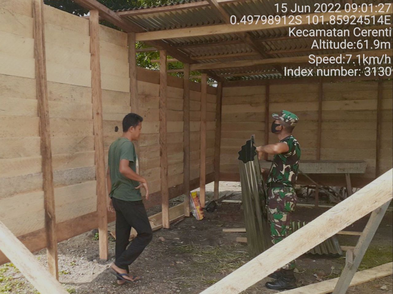 Babinsa Koramil 06/Cerenti Kodim 0302/Inhu Gotong Royong Bantu Warga Memperbaiki Atap Warung Yang Sudah Bocor