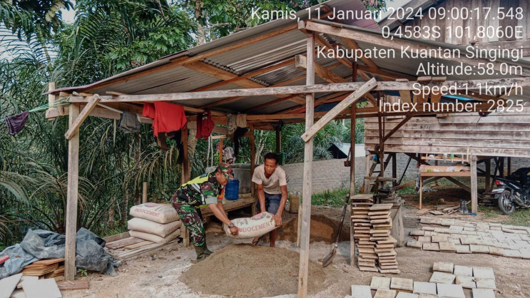 Di Desa Lebuh Lurus Kecamatan Inuman, Anggota Babinsa Koramil 06/Cerenti  Kodim 0302//Inhu  Bergotong Royong Dengan Masyarakat