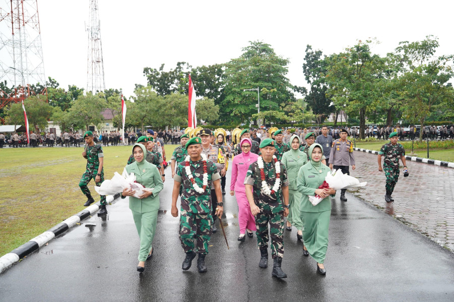 Pelepasan Danrem 031/WB Diwarnai Tradisi Pedang Pora, Kapolda Riau: TNI-Polri Saudara Kandung