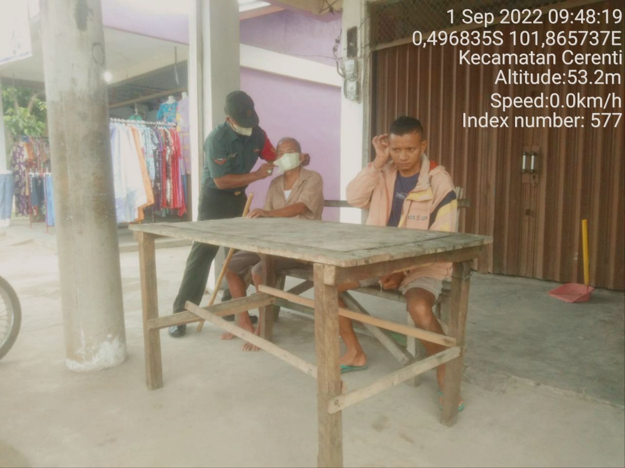 Babinsa Koramil 06/ Cerenti  Kodim 0302/Inhu,Kopda Junedi Bagikan Masker Kepada Warga