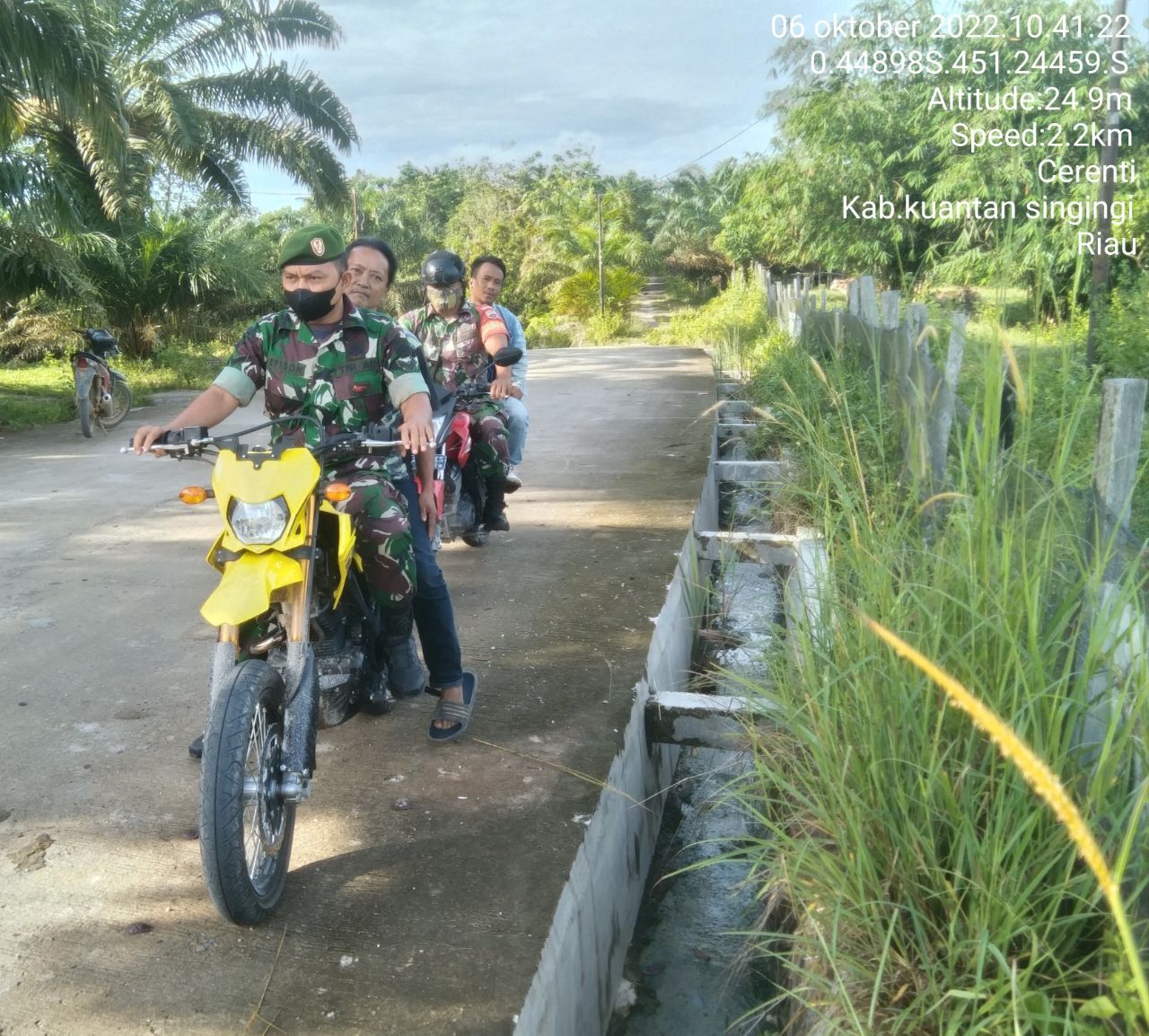 Didesa Pulau Jambu Babinsa Koramil 06/ Cerenti Kodim 0302/ Inhu,Serda Dumen Siregar Bersama Babinsa Lainnya Laksanakan Patroli Dan  Sosialisasi Kepada Masyarakat Tingkatkan Pengawasan Karlahut