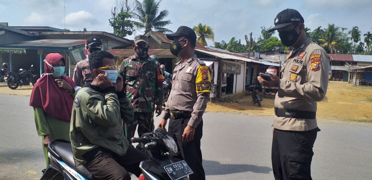 Bhabinkamtibmas Kerumutan Imbau Warga Selalu Terapkan Prokes