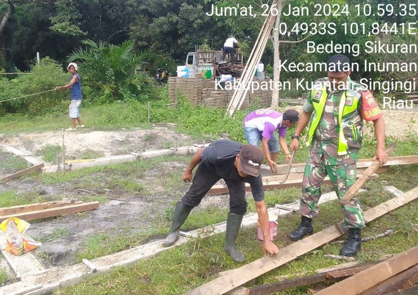 Bangun Keakraban Babinsa Koramil 06/Cerenti Kodim 0302/Inhu Serda Dumen Siregar Bantu Warga Membuat Rumah Di Wilayah Binaannya