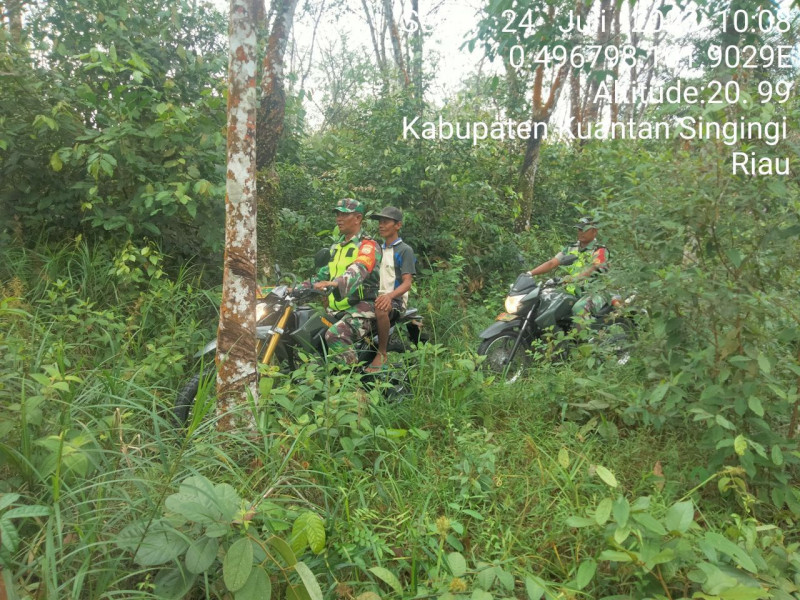 Di Desa Bedeng Sikuran Kecamatan Inuman Anggota Babinsa Koramil 06/Cerenti Kodim 0302/Inhu Laksanakan Patroli Untuk Cegah Kebakaran Hutan Dan Lahan