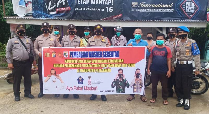 Bagikan Masker, Polsek Bunut Kampanye Jaga Jarak dan Hindari Kerumunan