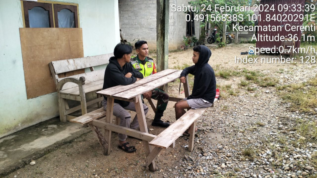 Di Desa Kompe Berangin, Babinsa Koramil 06/ Cerenti Kodim 0302/Inhu  Melakukan Kegiatan Komsos Dengan Masyarakat