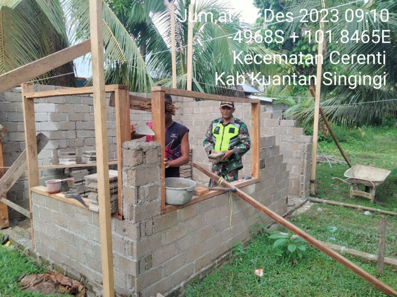Serda Juanda Babinsa Koramil 06/Cerenti Kodim 0302/Inhu Membantu Warga  Gotong Royong Membangun Rumah