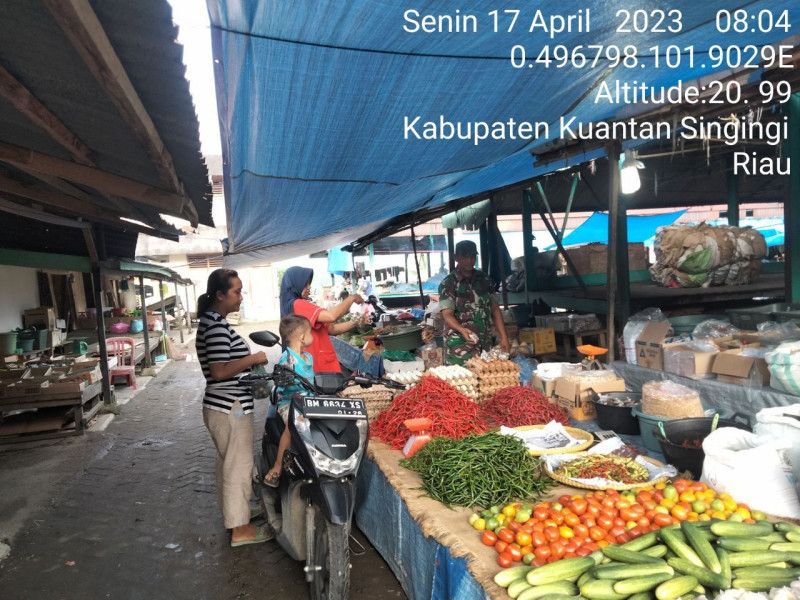 Minggu Ke Empat Ramadhan Serda Juanda Babinsa Koramil 06/Cerenti Kodim 0302/Inhu Pantau Perkembangan Harga Kebutuhan Pokok Dipasar Kecamatan Cerenti