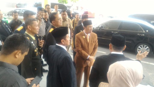 Pintu Pagar Kantor DPRD Riau Diblokir Pendemo, Gubernur dan Wagub Tertahan Tak Bisa Keluar