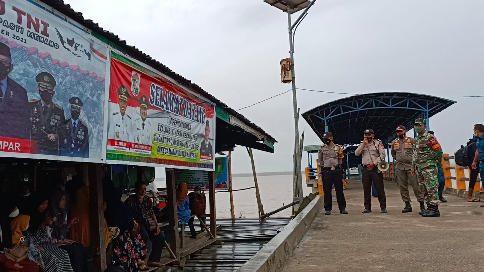 Pastikan Prokes Diterapkan, Polsek Kuala Kampar dan TNI Lakukan Pemantauan di Pelabuhan