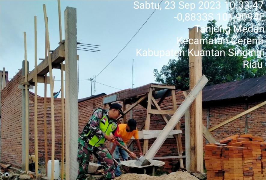 Babinsa Koramil 06/Cerenti Kodim 0302/Inhu Kopda M. Soleh Bantu Warga Membuat Rumah Di Desa Tanjung Medan Kecamatan Cerenti Kabupaten Kuansing