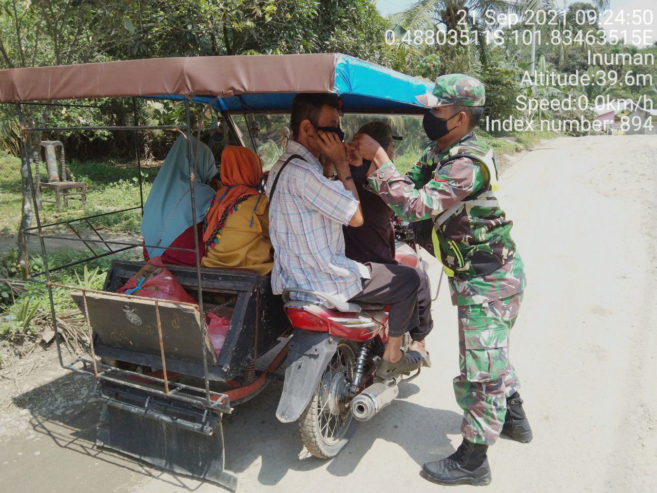 Babinsa Koramil 06/Cerenti  Kodim 0302/Inhu Bagikan Masker Upaya Meminimalisir Penyebaran Covid-19 Kepada Warga Desa Bedeng Sikuran