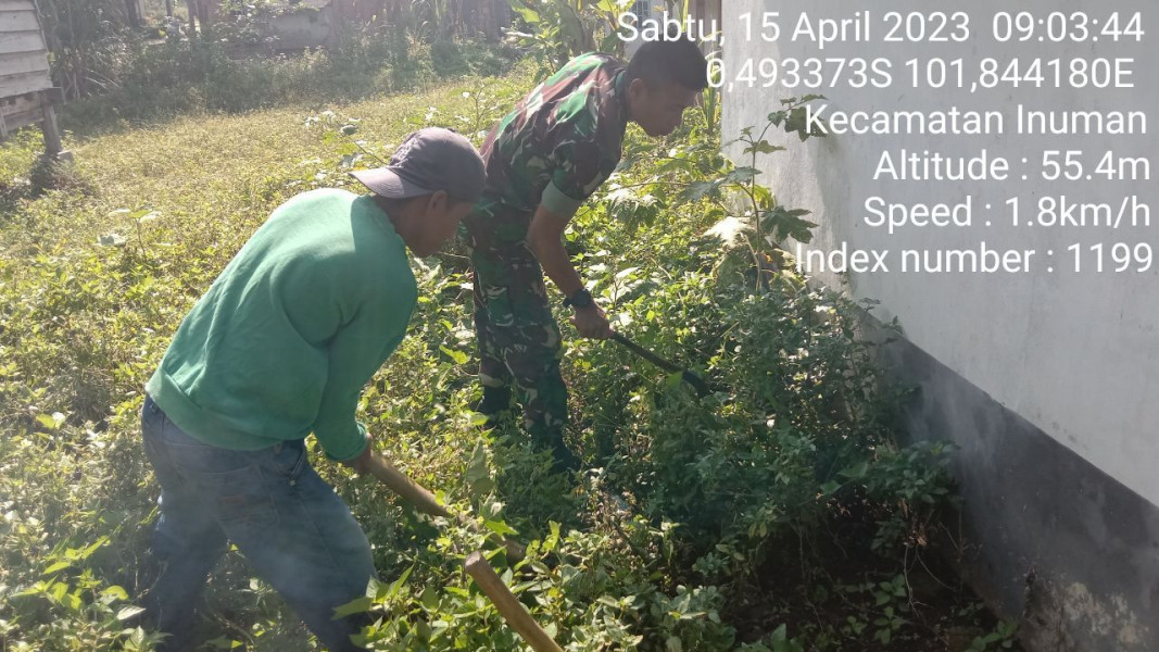 SP Nasution Babinsa Koramil 06/Cerenti Kodim 0302/Inhu Gotong Royong Di Desa Bedeng Sikuran Kampung Pancasila