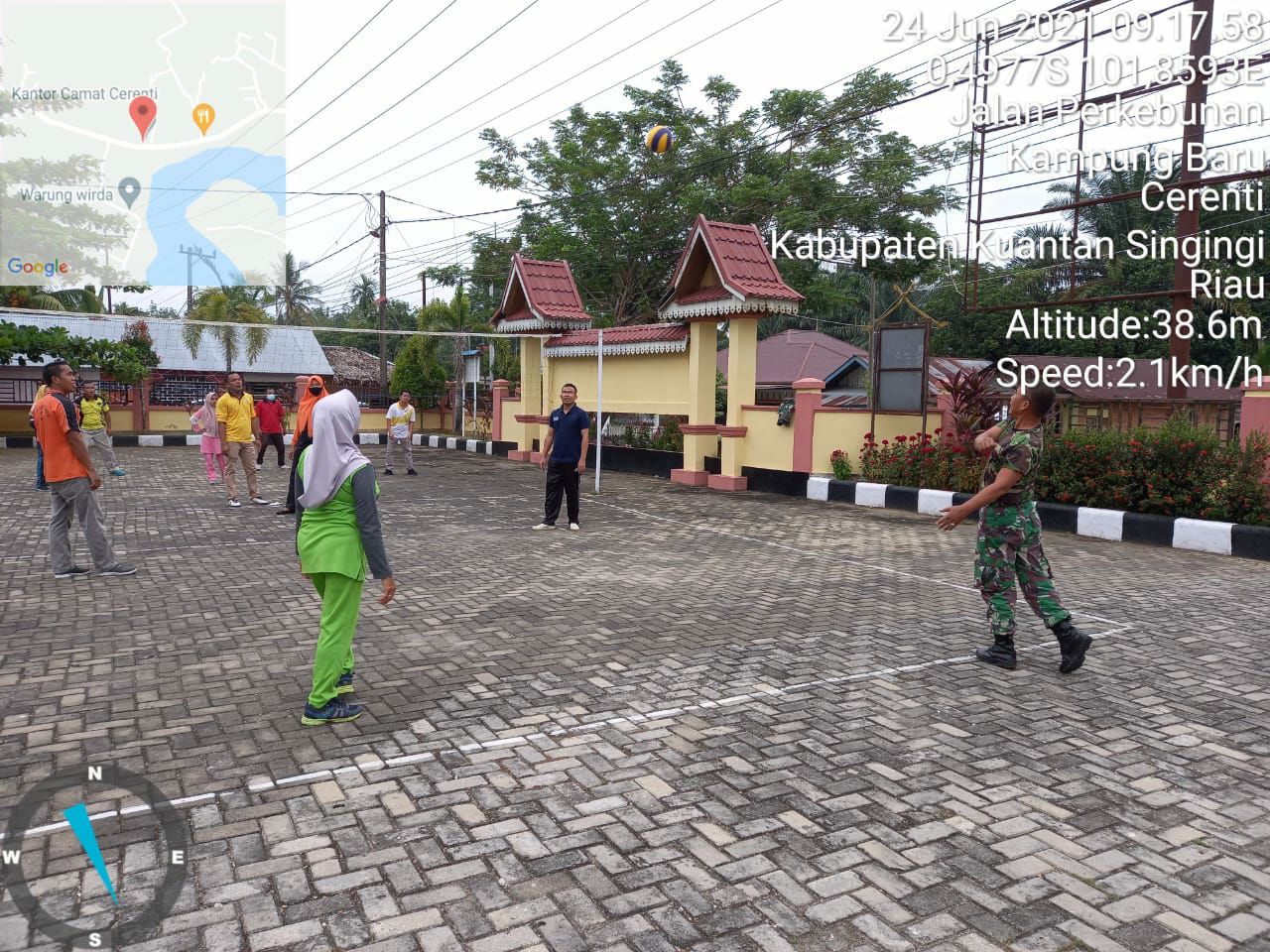 Bina Keakraban, Babinsa Koramil 06/Cerenti Bermain Bola Volly Bersama Pegawai Kantor Kecamatan Cerenti