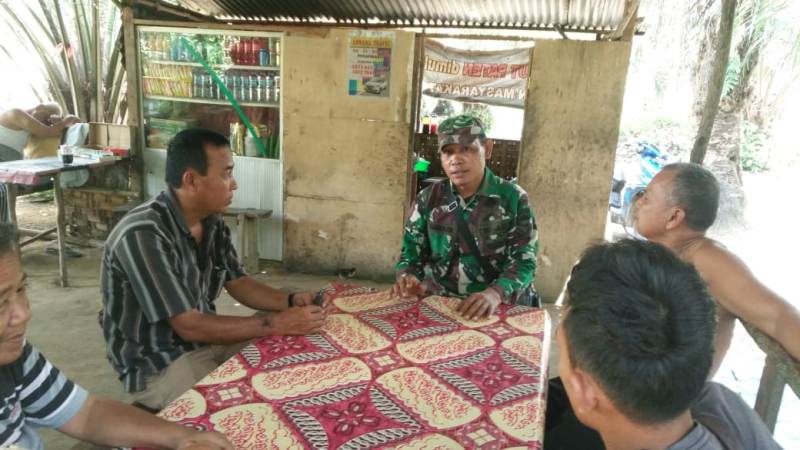 Komsos, Babinsa Koramil 11/Tambusai Imbau Warga Jangan Mudik