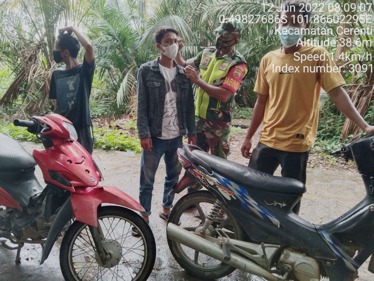 Babinsa Koramil 06/ Cerenti  Kodim 0302/Inhu  Bagikan Masker  Kepada Warga Dan Pemuda