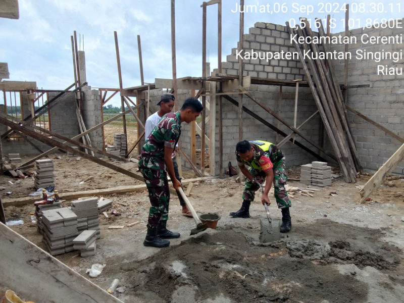 Ringankan Beban Warganya Babinsa Koramil 06/ Cerenti Kodim 0302/Inhu Bantu Bangun Rumah Di Kecamatan Cerenti Desa Pulau Bayur 