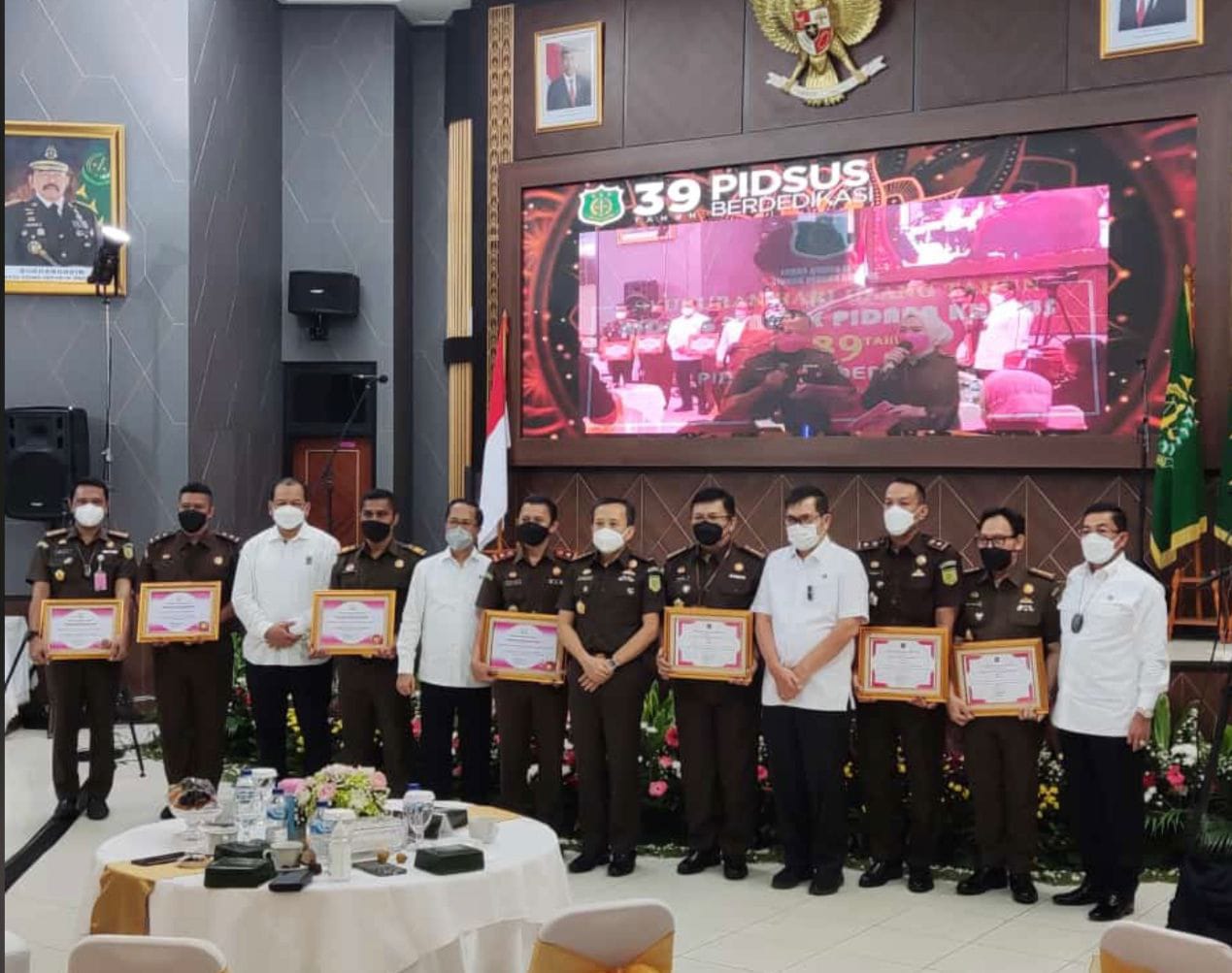 Dinilai Bekerja Baik, Kejaksaan Negeri Kuantan Singingi Mendapat Penghargaan Dari Kejaksaan Agung Republik Indonesia