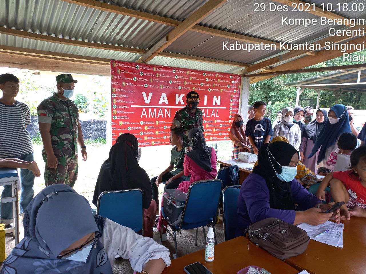 Kapten Arh Aldiman Sihombing Komandan Koramil 06/Cerenti Kodim 0302/ Inhu Pantau Dan Dampingi Pelaksanaan Vaksin Covid-19