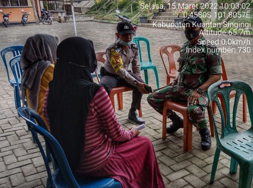 Babinsa Koramil 06/Cerenti  Kodim 0302/Inhu,Sertu Heriyus Bersama Bhabinkamtibmas Melaksanakan Komsos Dengan Masyarakat Desa Pulau Sipan Kecamatan Inuman