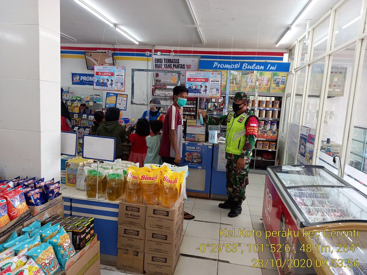 Aksi Babinsa Koramil 06/Cerenti Dim 0302/Inhu Masuk Indomaret Bagikan Masker Gratis Kepada Pengunjung Dan Kasir