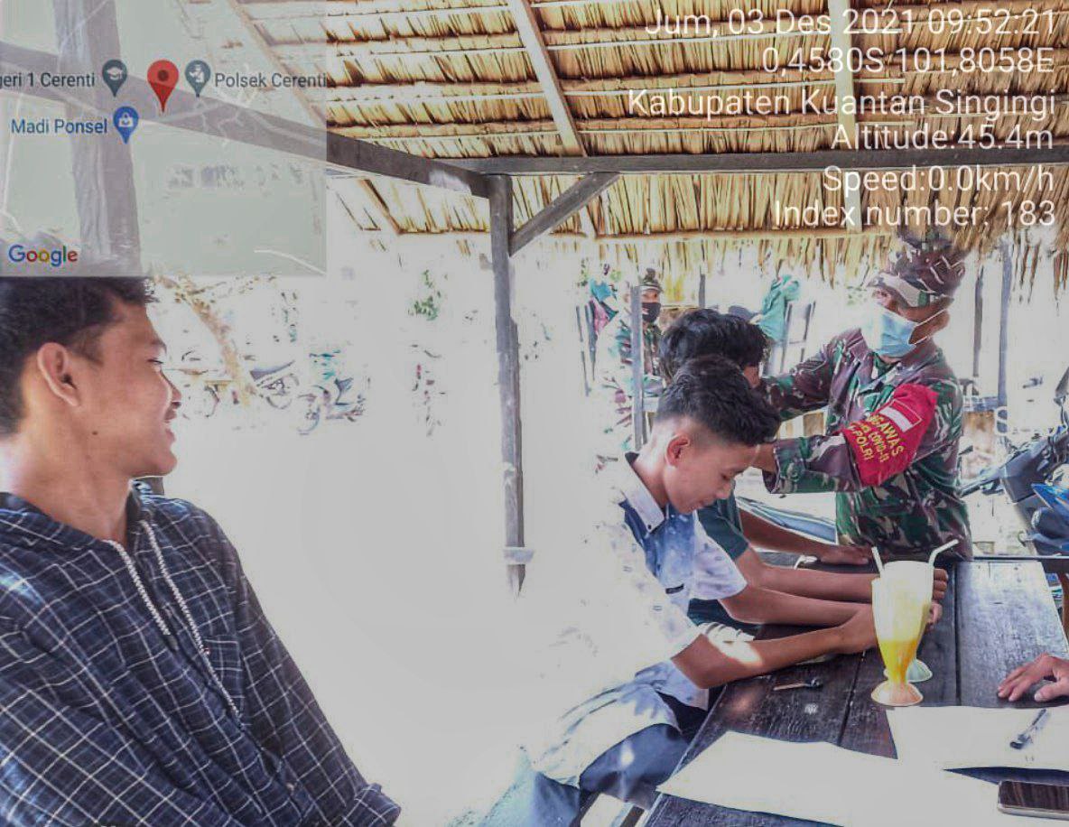 Babinsa Koramil 06 /Cerenti Kodim 0302/ Inhu Membagikan Masker Untuk Anak Sekolah di Desa Tanjung Medan