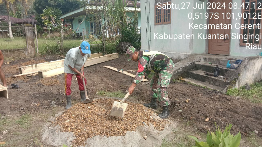 Ringankan Beban Warganya Babinsa Koramil 06/Cerenti Kodim 0302/Inhu Bantu Bangun Rumah Di Desa Teluk Pauh Kecamatan Cerenti 