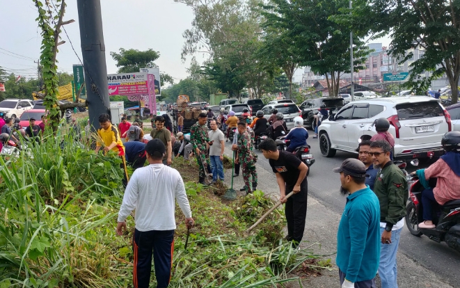 Meriahkan HUT RI dan Riau, ASN Pemko Pekanbaru Goro Bersihkan Ruas Jalan Soekarno-Hatta 