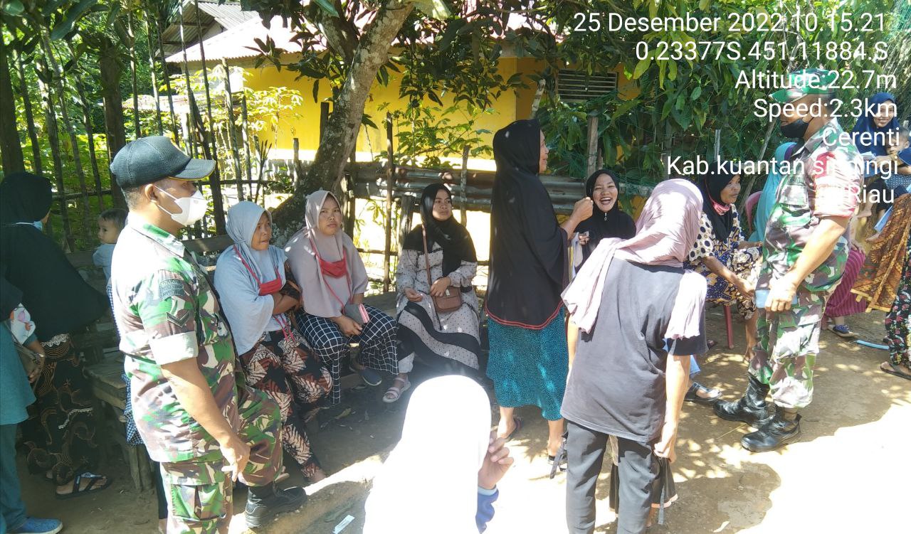 Anggota Koramil 06/Cerenti Kodim 0302/Inhu Babinsa Tidak Henti-henti Himbau Warga Desa Binaan Untuk Selalu Patuhi Protokol Kesehatan Ditempat Umum