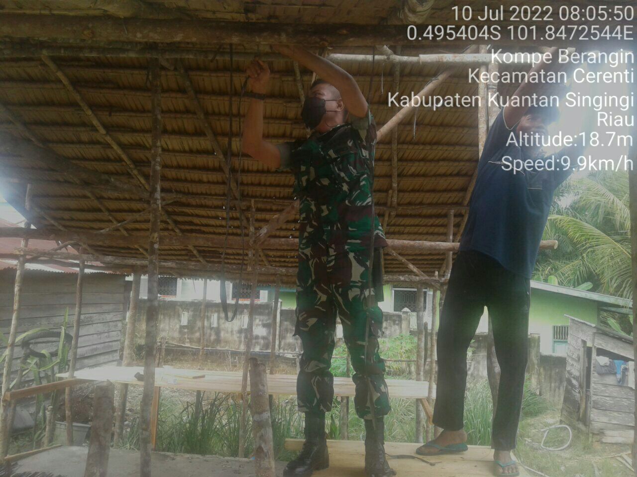 Babinsa Koramil 06/Cerenti Kodim 0302/Inhu Dukung Usaha Kecil Masyarakat Bantu Pembuatan Warung Milik Warga