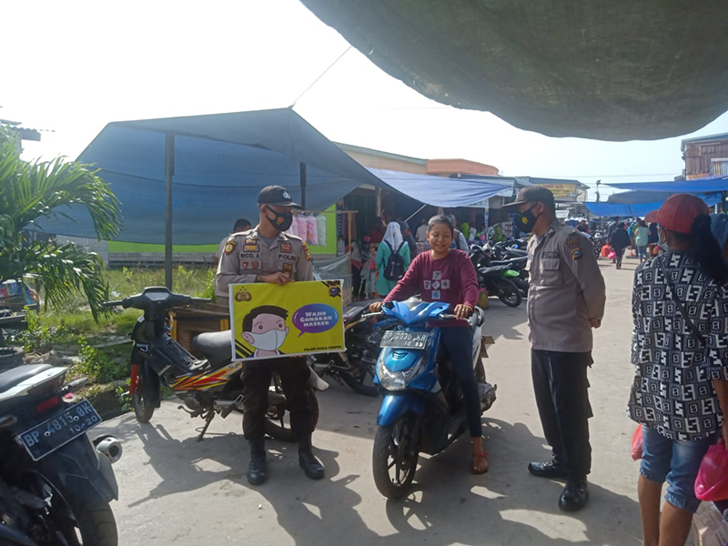 Polsek Kuala Kampar Gencar Sosialisasi Protokol Kesehatan di Pasar Tradisional