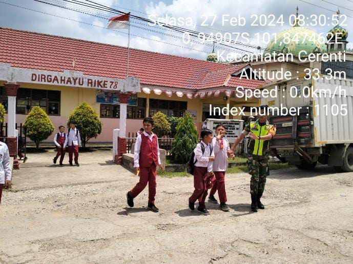 Babinsa Koramil 06/Cerenti Kodim 0302/Inhu Melaksanakan Kegiatan Humanis Bersama Anak Sekolah 