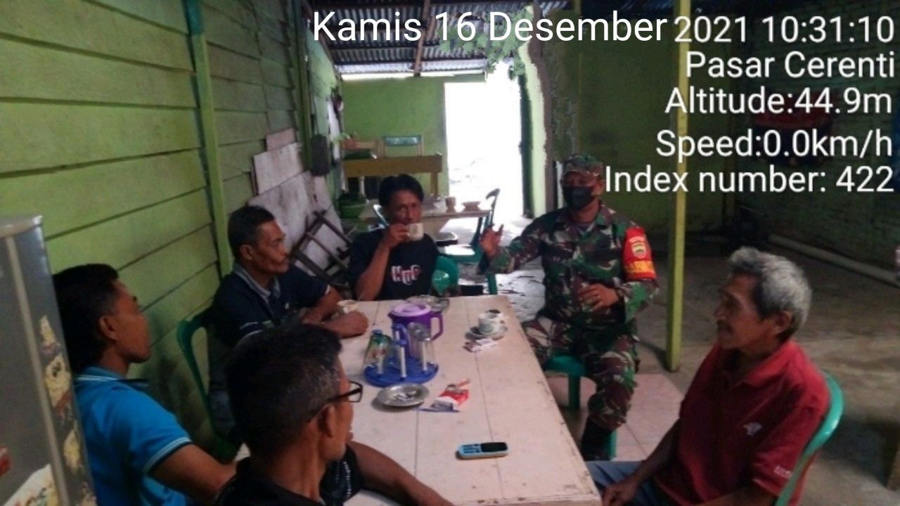 Jalin Keharmonisan Dengan Warga Binaan, Babinsa Koramil 06/Cerenti  Kodim 0302 /Inhu,Serda Juanda Melaksanakan Komsos Dengan Warga Binaan
