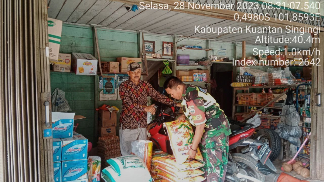 Babinsa Koramil 06/Cerenti  Kodim  0302/Inhu  Pantau Perkembangan Harga Kebutuhan Pokok Di Wilayah Kecamatan Pasar Inuman Tradisional Maupun Toko Sembako