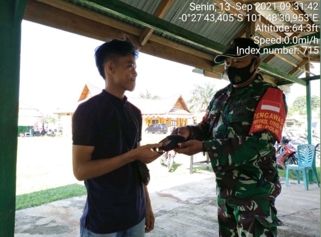 Babinsa Koramil 06/ Cerenti Kodim 0302/ Inhu Bagikan Masker Upaya Meminimalisir Penyebaran Covid-19 Kepada Warga Binaan Desa Pulau Busuk Jaya