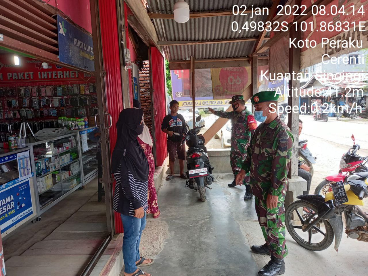 Babinsa Koramil 06 /Cerenti Kodim 0302/Inhu Sambangi Dan Tegur Warga Yang Abaikan  Prokes Ditempat Umum di Kelurahan Koto Peraku