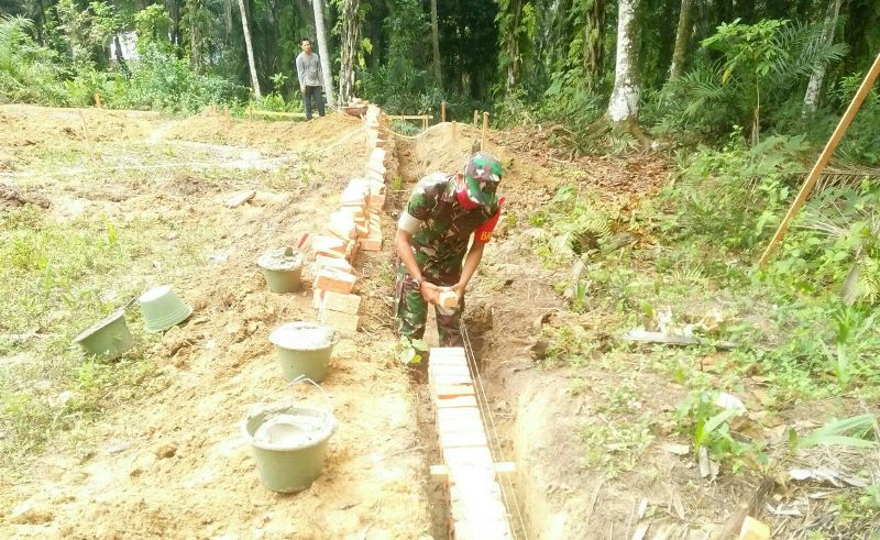 Peduli Pendidikan, Babinsa Bantu Bangun Pondasi MDA Desa Lubuk Ogung