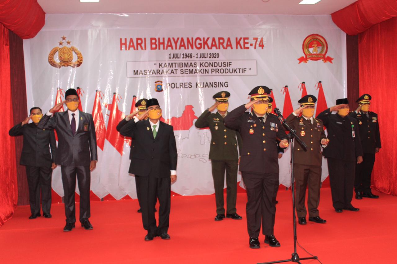 Bupati Kuansing H.Mursini Menghadiri Upacara Hari Bhayangkara Ke-74 Di Mapolres Kuansing.