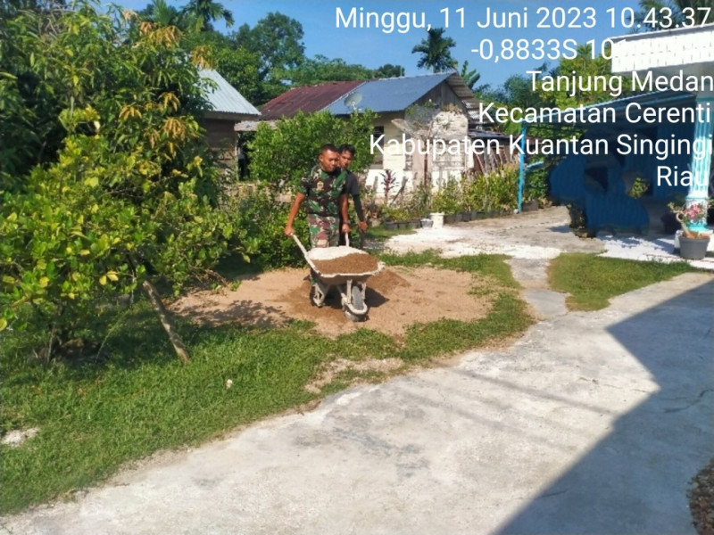 Bangun Keakraban Babinsa Koramil 06/Cerenti Bantu Warga Membuat Rumah Di Desa Tanjung Medan