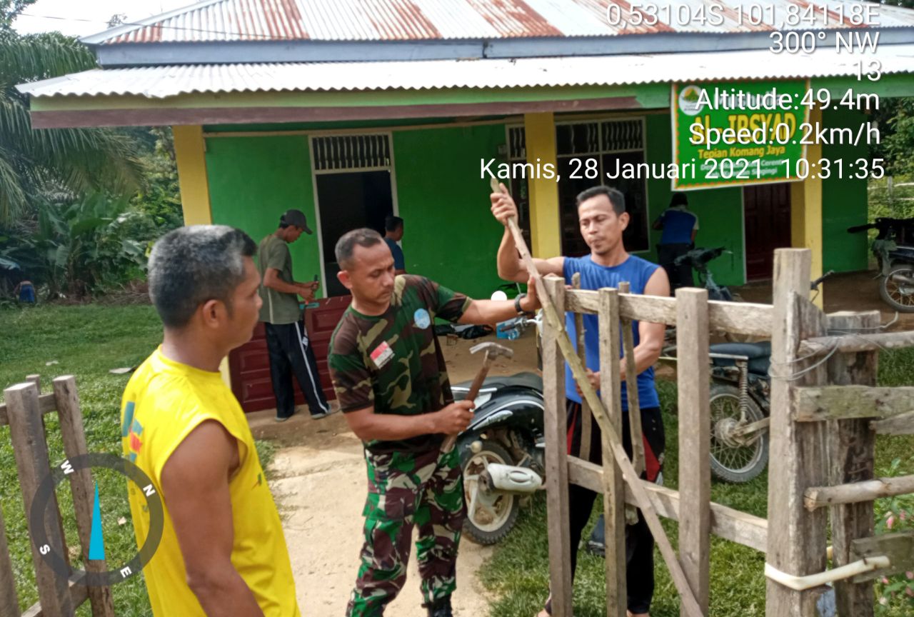 Babinsa Koramil 06/Cerenti Dim 0302/Inhu Gotong Royong Pebuatan Pagar Dan Pembersihan Mushollah Al-Irsyad