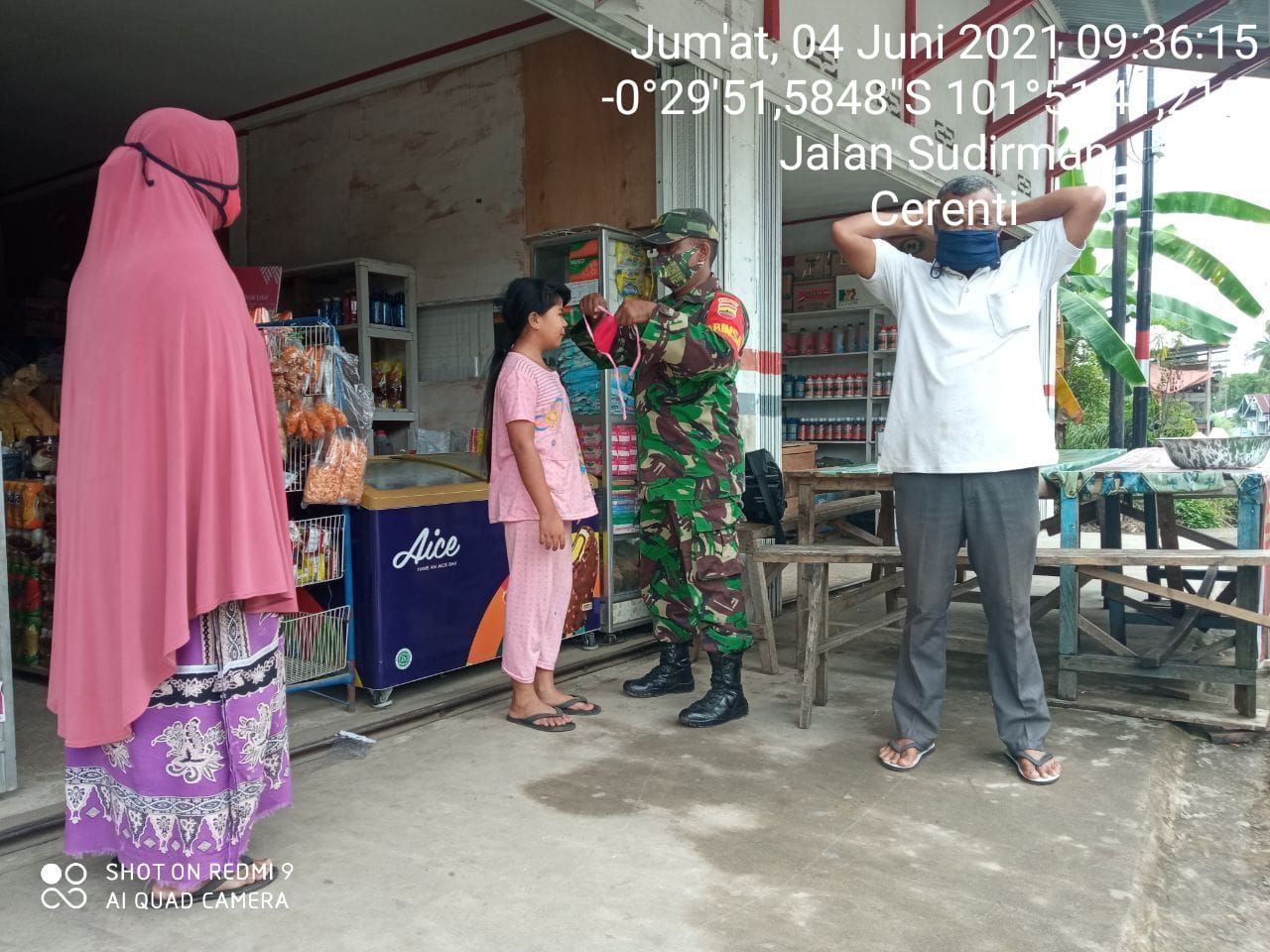 Babinsa Koramil 06/Cerenti Kodim 0302/Inhu Berbagi Masker Kiat Memutus Covid-19