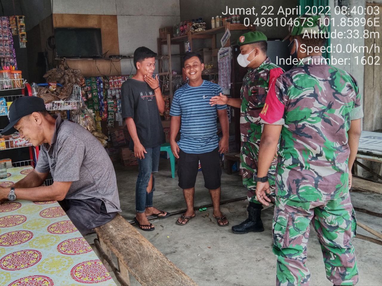 Babinsa Koramil 06/Cerenti Dim 0302/Inhu Berikan Sosialisasi Serta Himbauan Kepada Warga Agar Patuhi Prokes Covid-19 di Pulau Panjang Hulu Kecamatan Inuman