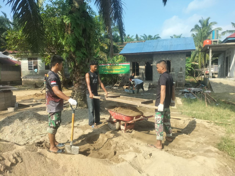 Sinergi TNI Bersama Rakyat Babinsa Bantu Membangun Rumah Tak Layak Huni Kodim 0302/Inhu Melaksanakan Program TMMD Ke-120 Tahun 2024
