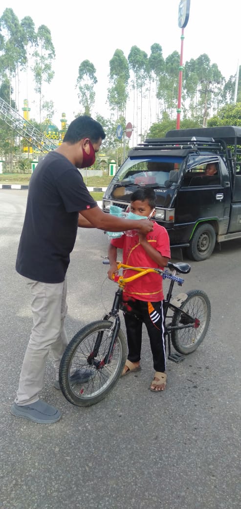 FPII Kuansing, Bagikan Masker Kepada Pengguna Jalan Di Tugu Cerono Teluk Kuantan.