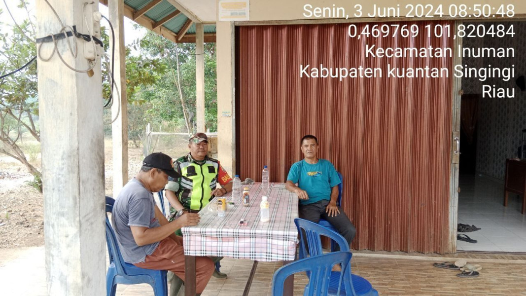 Jalin Hubungan Silaturahmi Dengan Baik, Babinsa Koramil 06/Cerenti Kodim 0302/Inhu Melaksanakan Komunikasi Sosial Dengan Warga  Binaannya