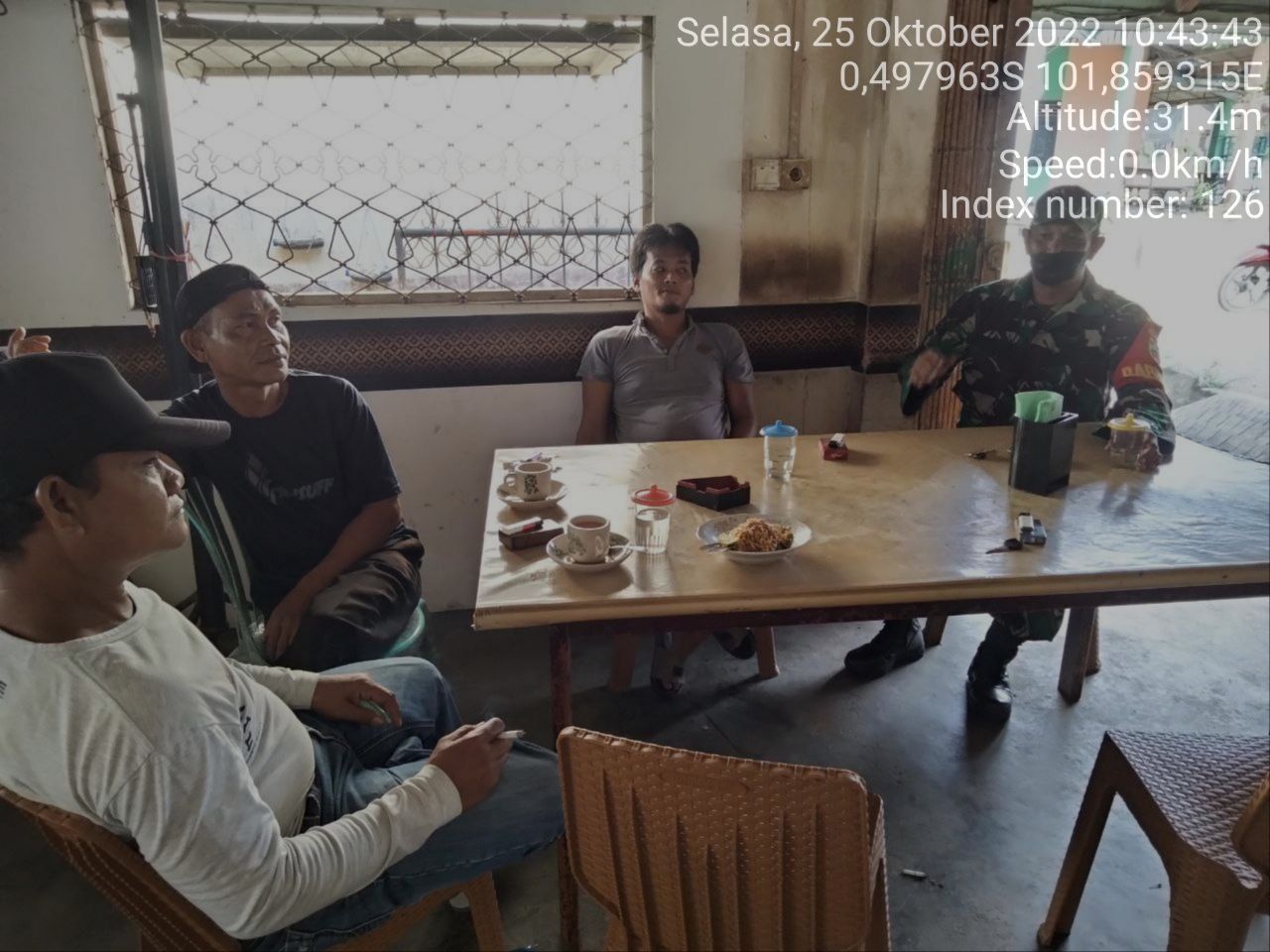 Serda Juanda Babinsa Koramil 06/Cerenti Kodim 0302/Inhu Komsos Dengan Warga Desa Teritorialnya 