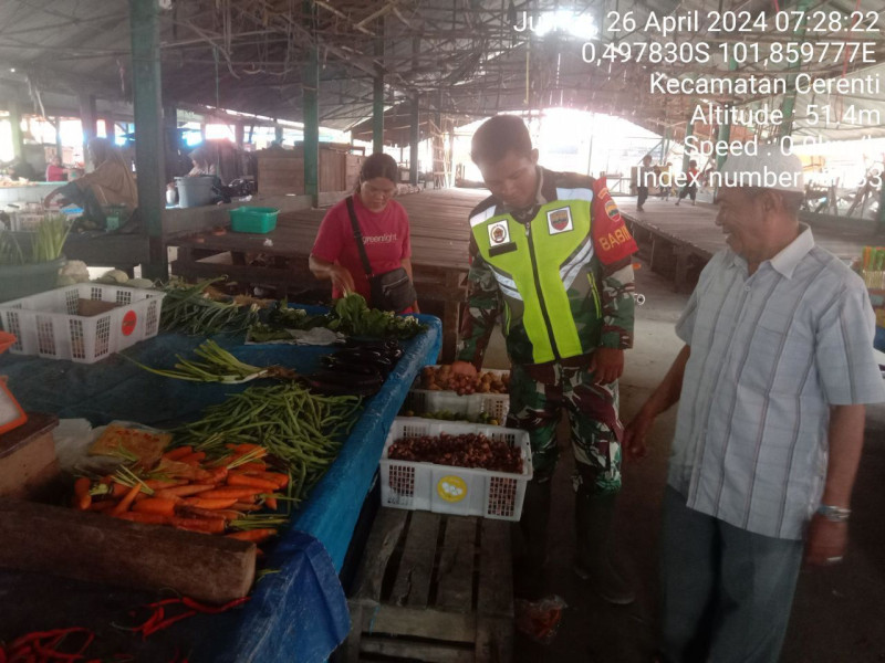 Setelah Lebaran Babinsa Koramil 06/Cerenti Kodim 0302/Inhu Cek Harga Sembako Di Kelurahan Pasar Cerenti