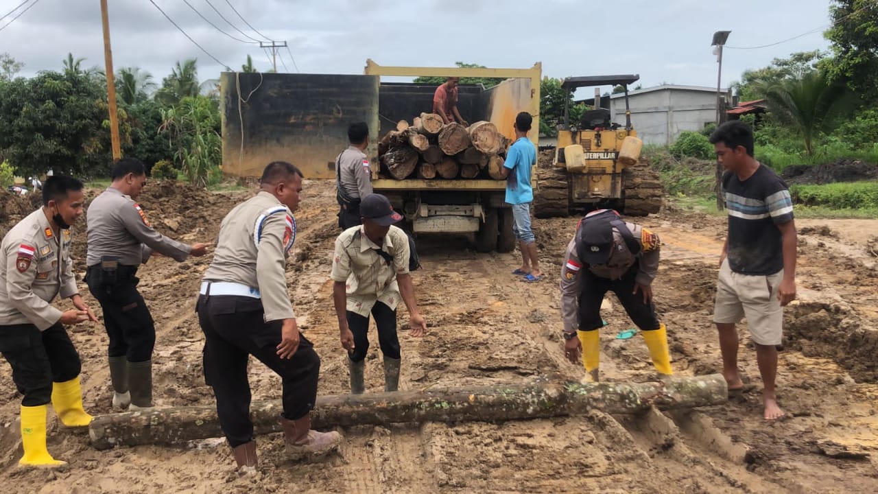Personel Polsek Rupat Utara Perbaiki Jalan Rusak di Desa Kadur